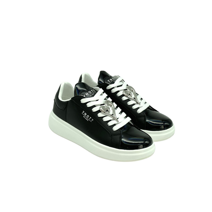 Sneakers in pelle nera liscia con lacci ed accessorio a cuore sui lacci