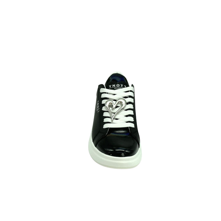 Sneakers in pelle nera liscia con lacci ed accessorio a cuore sui lacci