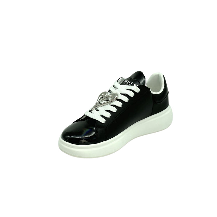 Sneakers in pelle nera liscia con lacci ed accessorio a cuore sui lacci