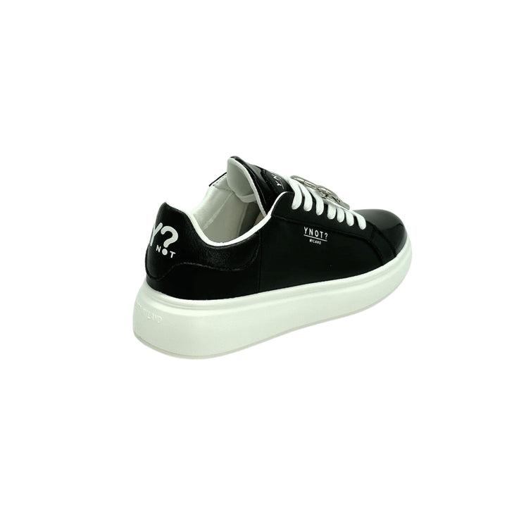 Sneakers in pelle nera liscia con lacci ed accessorio a cuore sui lacci