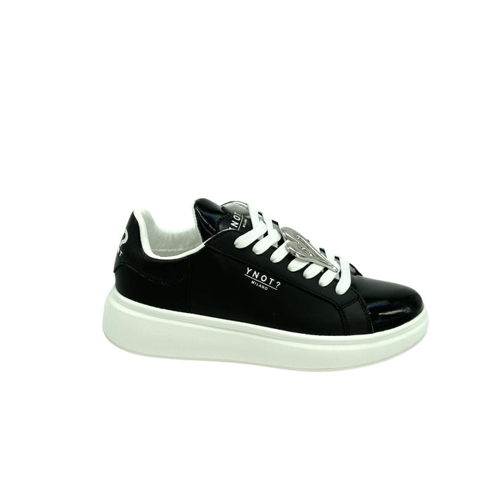 Sneakers in pelle nera liscia con lacci ed accessorio a cuore sui lacci