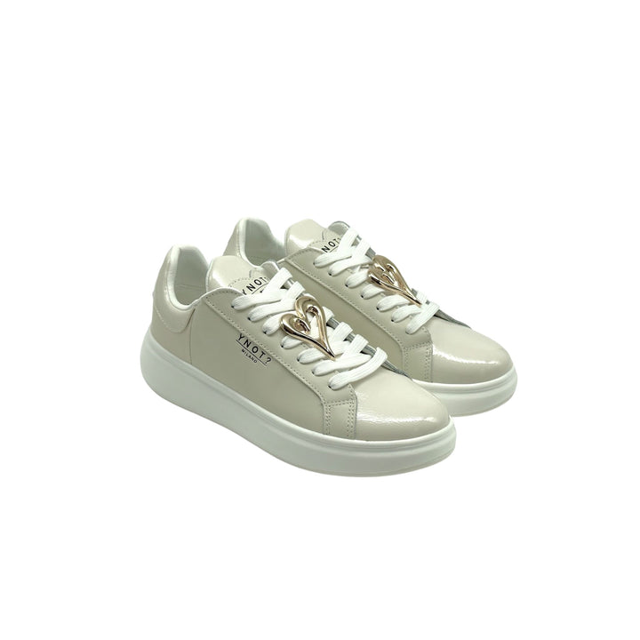 Sneakers in pelle liscia con lacci ed accessorio a cuore sui lacci