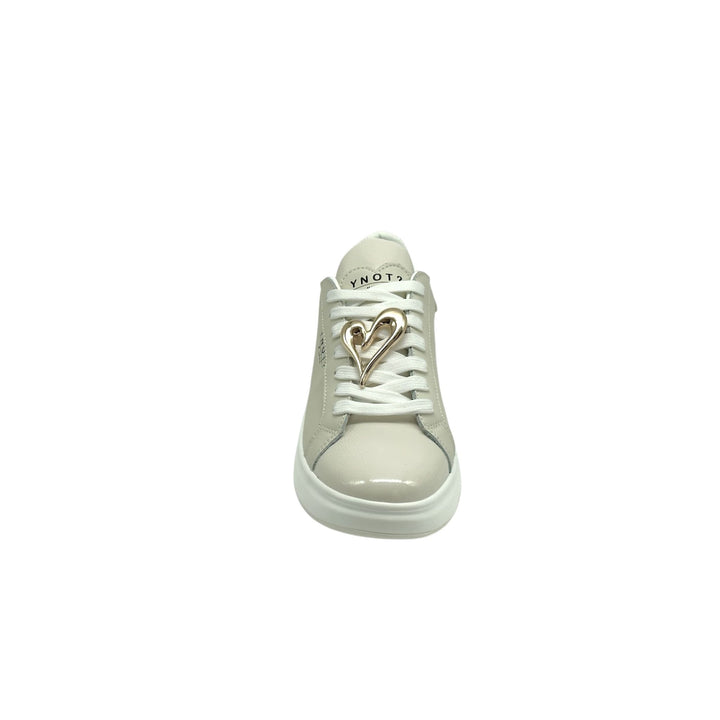 Sneakers in pelle liscia con lacci ed accessorio a cuore sui lacci