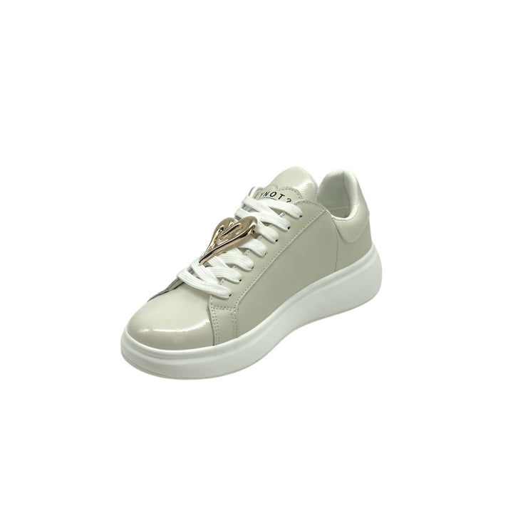 Sneakers in pelle liscia con lacci ed accessorio a cuore sui lacci