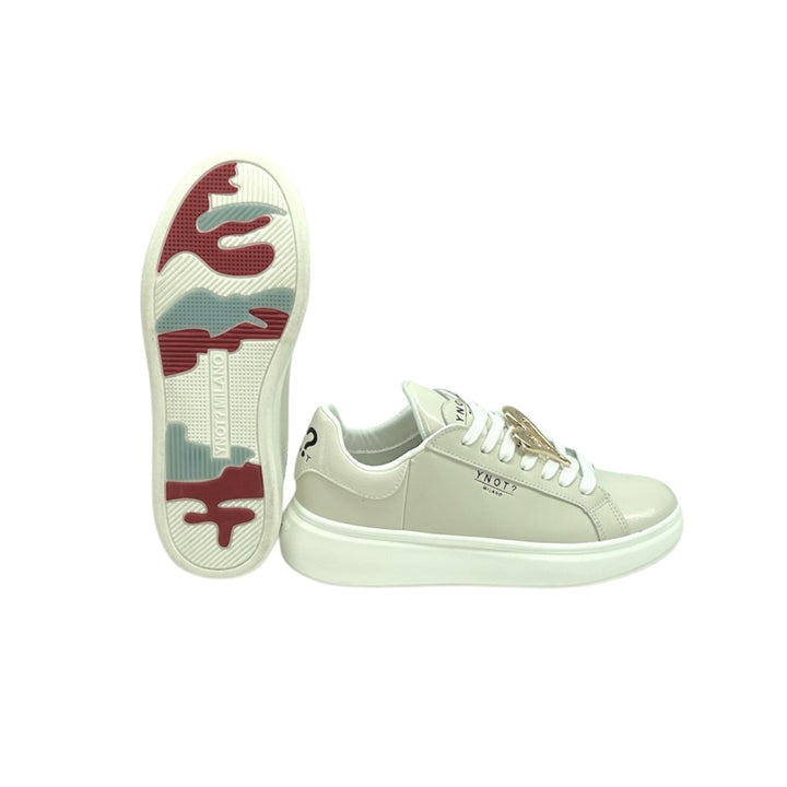 Sneakers in pelle liscia con lacci ed accessorio a cuore sui lacci con suola in stile militare