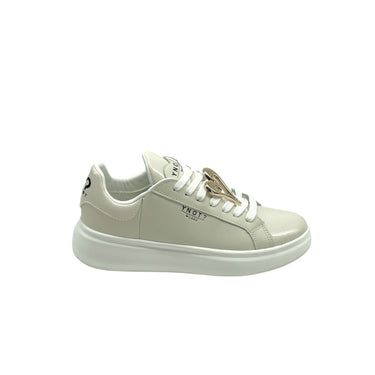 Sneakers in pelle liscia con lacci ed accessorio a cuore sui lacci