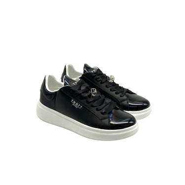 Sneakers in pelle nera liscia con lacci ed accessorio geometrico sui lacci