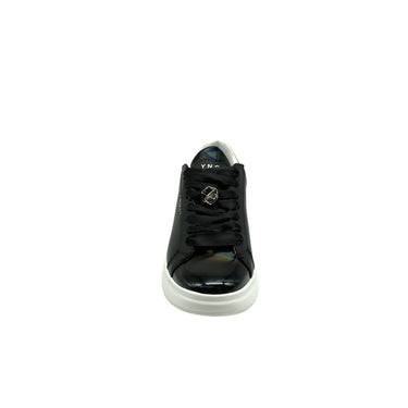 Sneakers in pelle nera liscia con lacci ed accessorio geometrico sui lacci