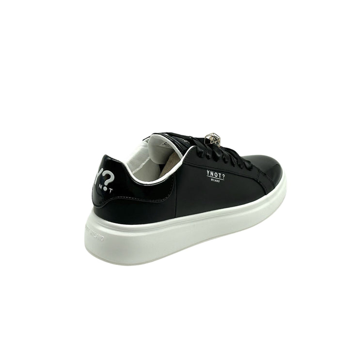 Sneakers in pelle nera liscia con lacci ed accessorio geometrico sui lacci