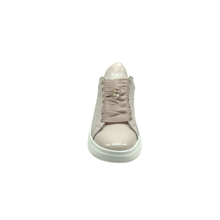 Sneakers in pelle nude liscia con lacci ed accessorio geometrico sui lacci