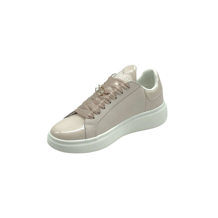 Sneakers in pelle nude liscia con lacci ed accessorio geometrico sui lacci