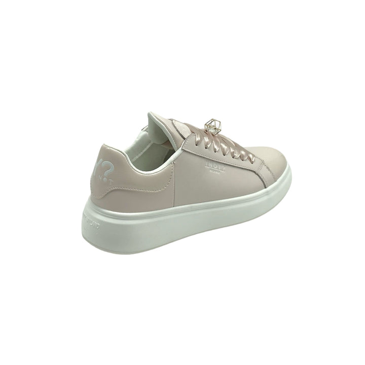 Sneakers in pelle nude liscia con lacci ed accessorio geometrico sui lacci