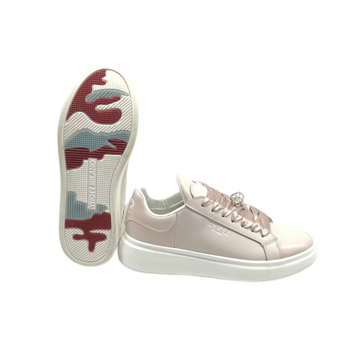 Sneakers in pelle nude liscia con lacci ed accessorio geometrico sui lacci e suola con motivo militare